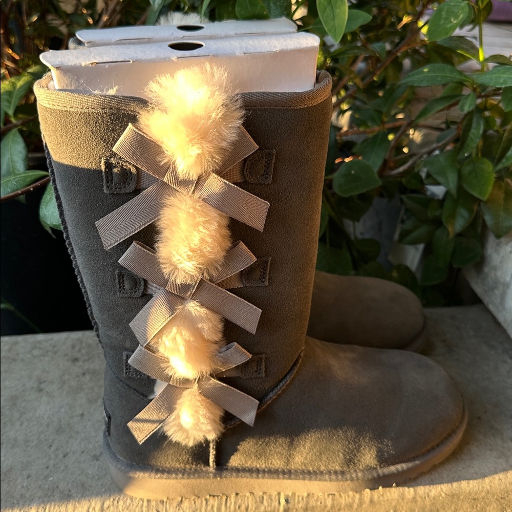 Koolaburra Charcoal Boots with Plush Trim women’s size 7. Brand new inbox.